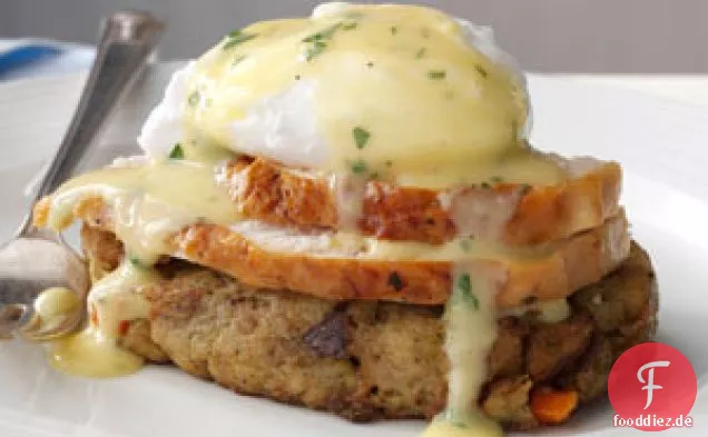 Eier Benedict mit Truthahn und Füllung