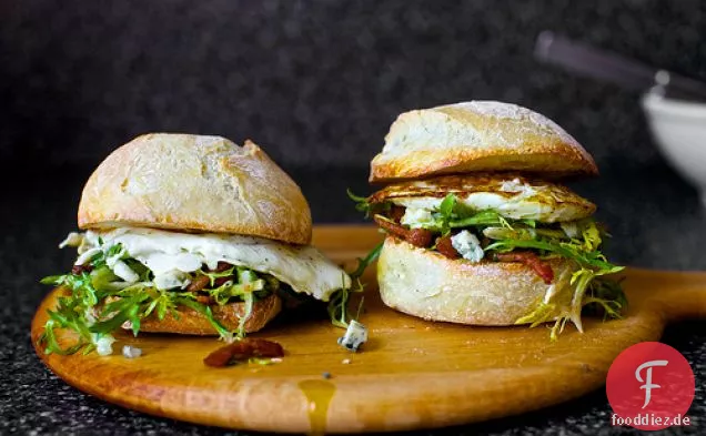 SPIEGELEI-Sandwich Mit Speck-Und Blauschimmelkäse