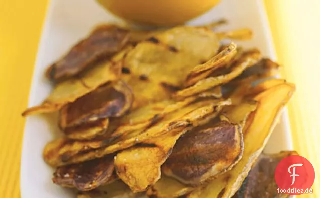 Gegrillte Kartoffelchips mit Schnittlauchdip