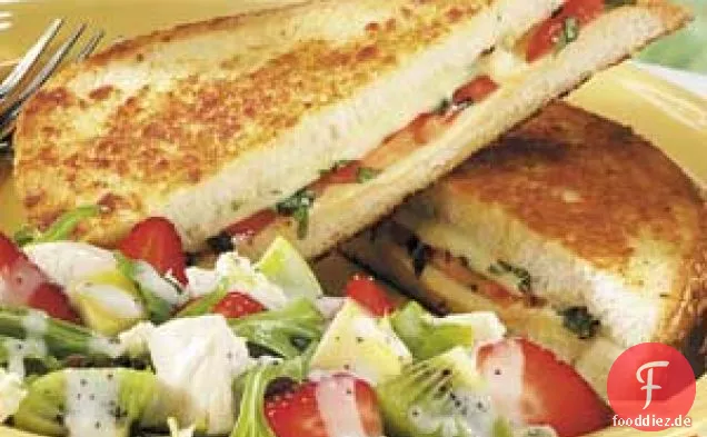 Gegrillter Käse mit Basilikum und Tomaten