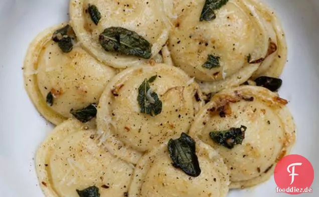 Ravioli Mit Brauner Butter Und Salbei