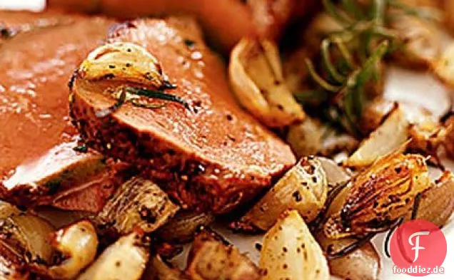 Gebratenes Rinderfilet mit Stilton und Knusprigen Schalotten