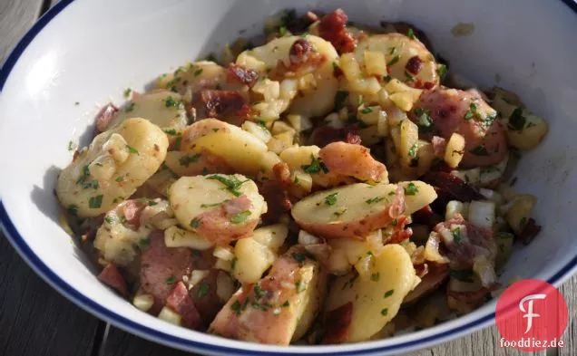 Kartoffelsalat mit Fenchel-Schalotten-Relish und Speck