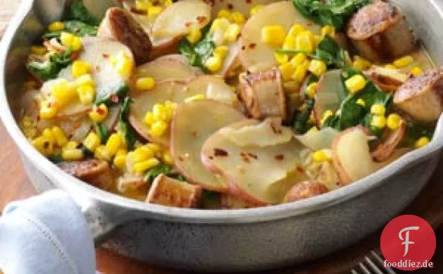 Abendessen aus der Bratpfanne mit Wurst und Gemüse