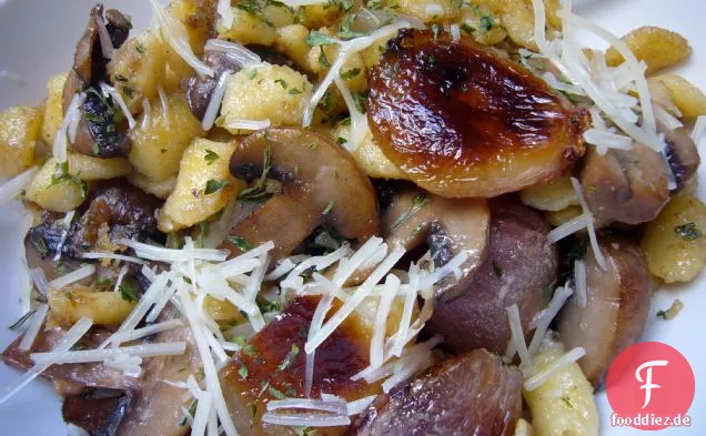 Gebräunte knusprige Spätzle mit karamellisierten Schalotten und Pilzen
