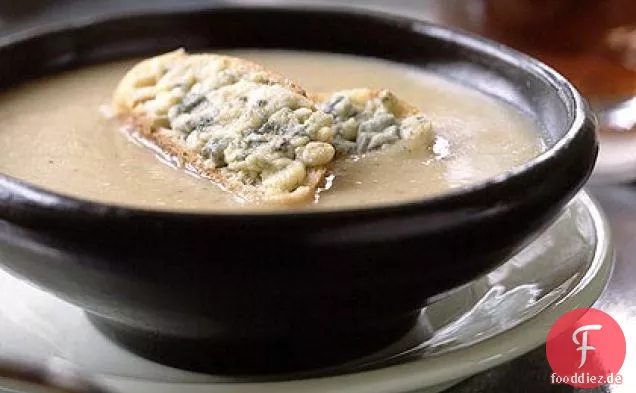 Geröstete Knoblauch-Schalotten-Kartoffelsuppe mit käsigen Croutons
