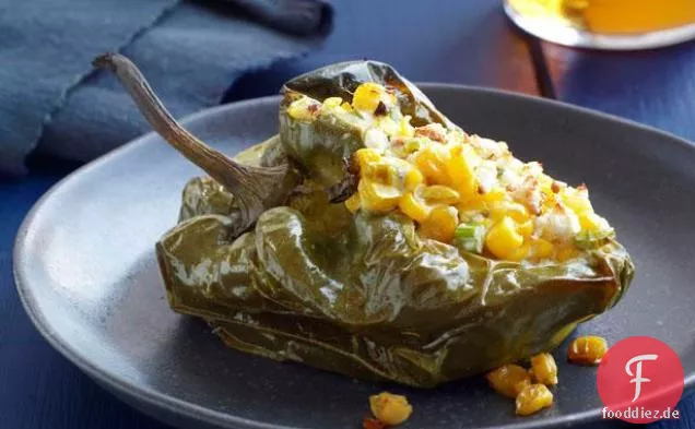 Gefüllte Poblanos mit geröstetem Mais
