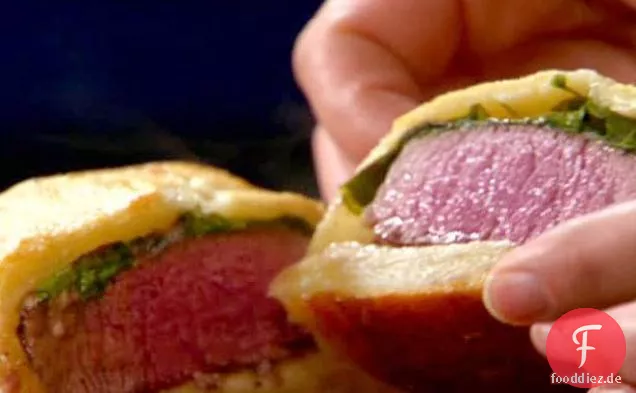 Beef Wellingtons mit Blauschimmelkäse und Kresse, gegrillten Tomaten, Petersilien-Dill-Kartoffeln und Broccolini-Speeren