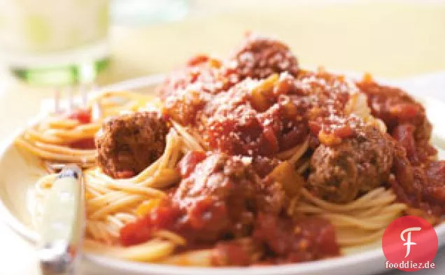 Langsam gegarte Spaghetti mit Fleischbällchen