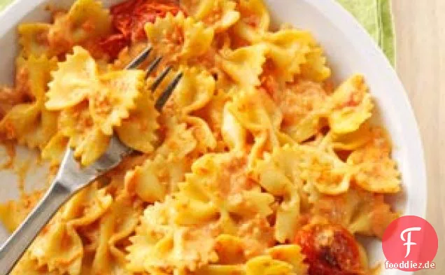 Pasta mit geröstetem Knoblauch und Tomaten