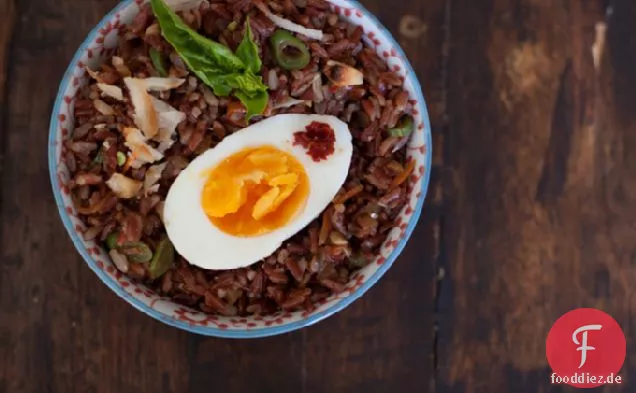Roter Reissalat mit gekochten Eiern und Macadamia