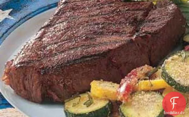 Scharf gegrillte Steaks
