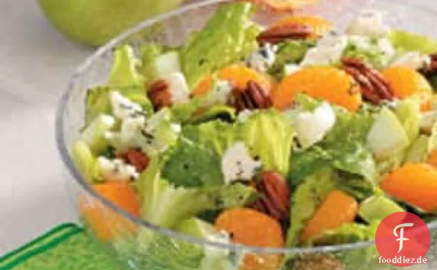 Gemischter Salat mit Blauschimmelkäse und Obst