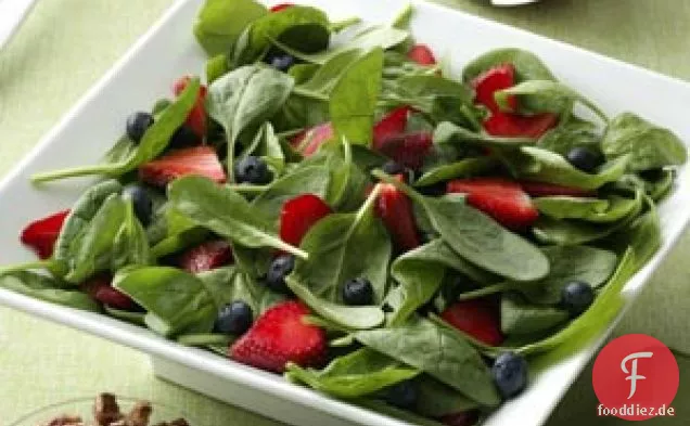 Beeriger, köstlicher Spinatsalat