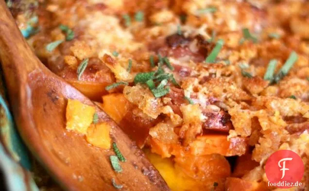 Süßkartoffelgratin mit rauchigen Semmelbröseln
