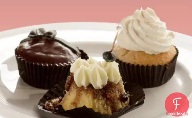 Große, dunkle und schöne Schokoladen-Haselnuss-Cupcakes