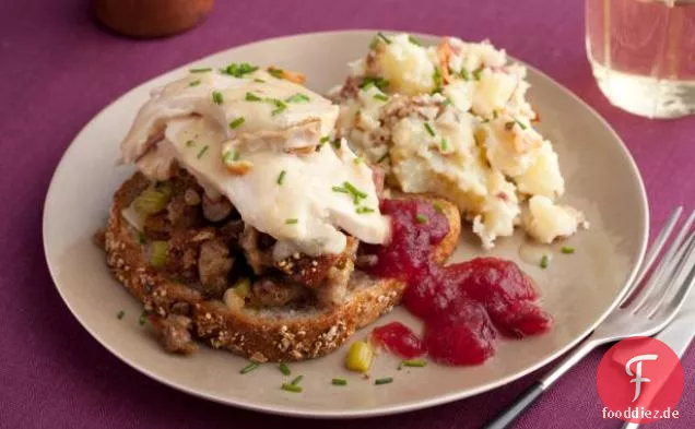 Was für ein Gesicht! Offene Hot Turkey Sammys mit Wurstfüllung und Soße, Stampfkartoffeln mit Speck, warme Apfel-Cranberry-Soße