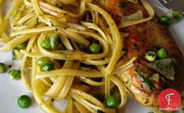 Brühe Pesto mit Nudeln, Erbsen und Huhn