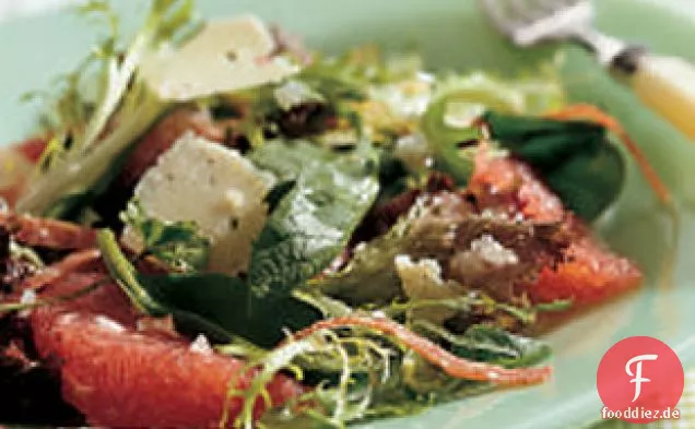 Frühlingsgrün mit Soppressata und Grapefruit
