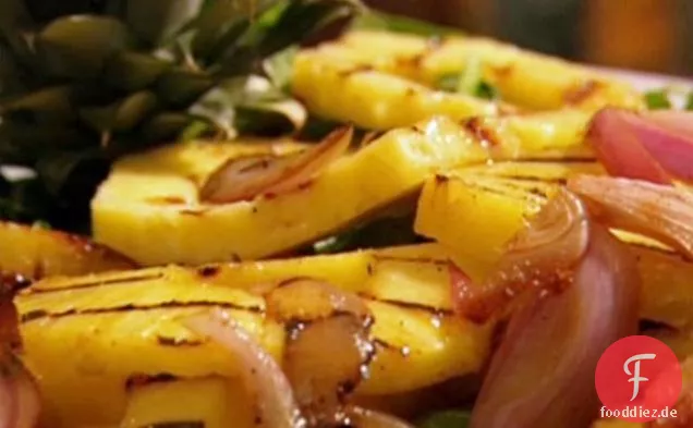 Gegrillter Ananas-Zwiebel-Salat