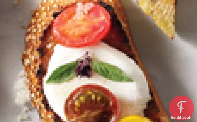 Tomaten, Mozzarella & Thai-Basilikum-Crostini