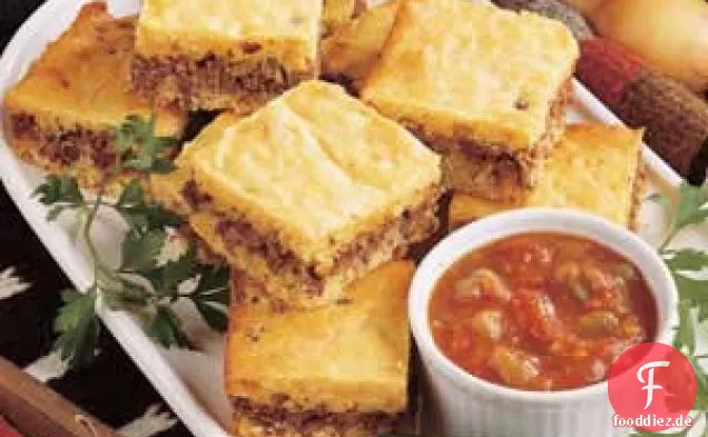 Pikantes Abendessen mit Rindfleisch und Maisbrot