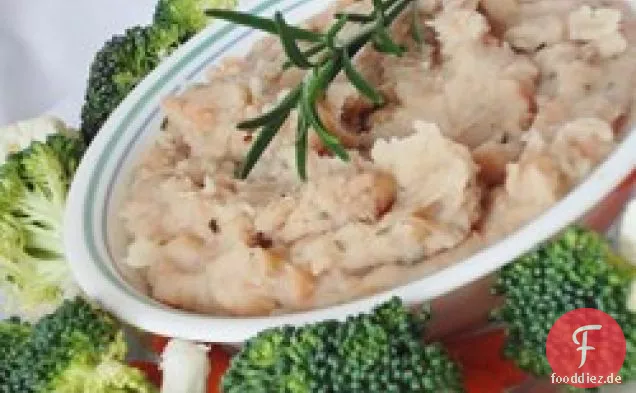 Weißer Bohnenaufstrich mit Knoblauch und Rosmarin