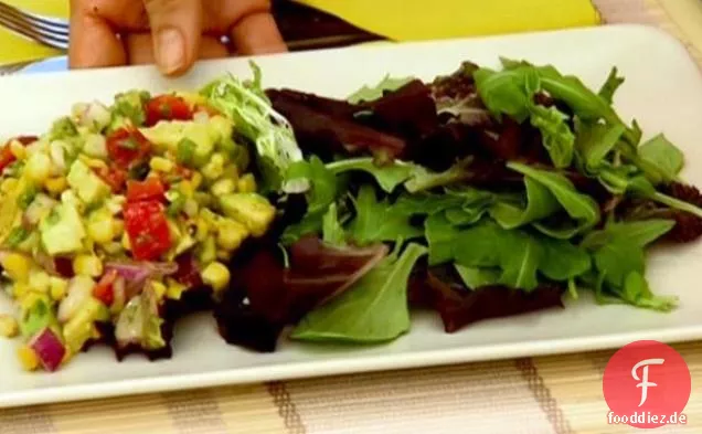 Garnelen-Mango-Adobado-Salat mit geröstetem Mais und Avocado-Salsa