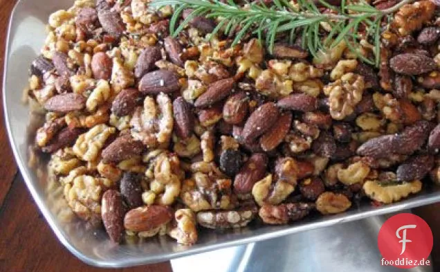 Würzige Nüsse mit gebratenem Knoblauch, Schalotten & Rosmarin