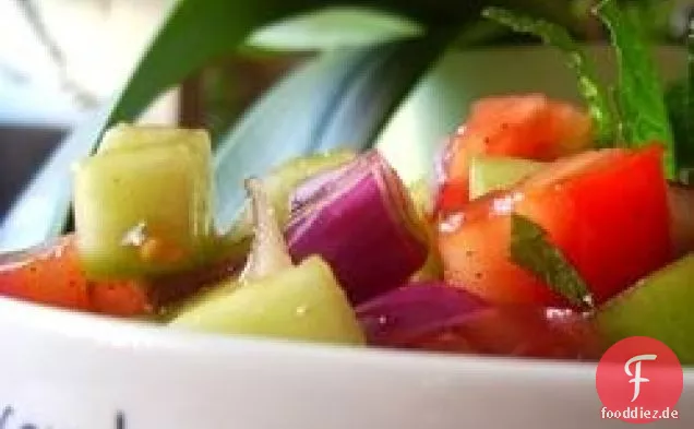 Tomaten-Gurken-Rotzwiebel-Salat mit Minze