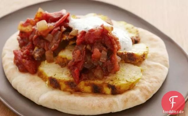 Im Tandoori gewürzte Hähnchenbrust mit gegrillter Tomatenmarmelade und Kräuterjoghurtsauce
