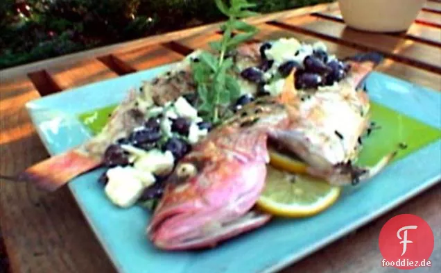 Gegrillter ganzer Red Snapper mit Meersalz und frischer Oregano-Mischung und Relish aus schwarzen Oliven und Fetakäse