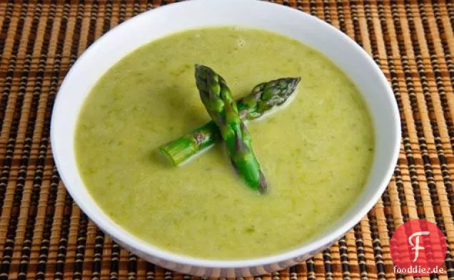 Cremige Spargelsuppe mit Morchelpilzen und Rampen