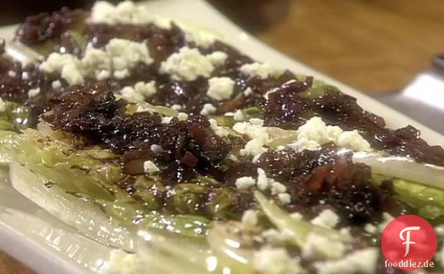 Gegrillter Römersalat mit Blauschimmelkäse-Speck-Vinaigrette