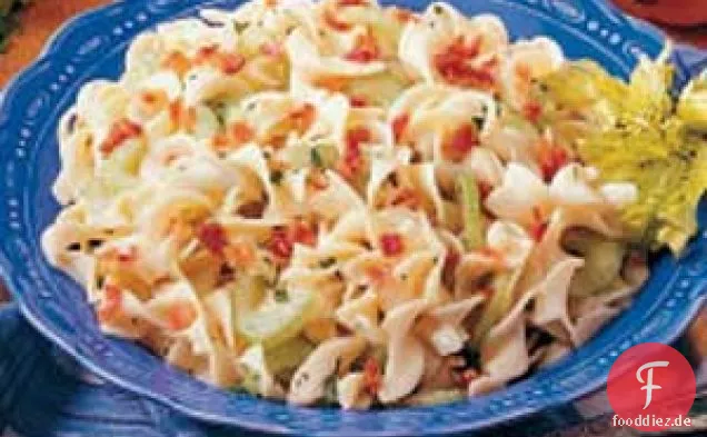Deutscher heißer Nudelsalat