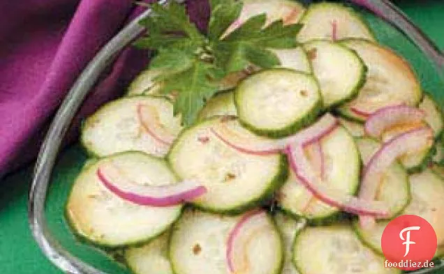 Asiatischer Zwiebel-Gurken-Salat