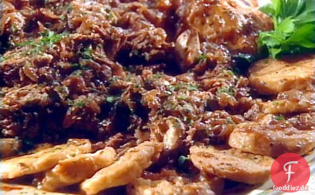 In Rotwein geschmorte Rinderbrust mit Meerrettichsauce und Tante Rifkas fliegenden Scheiben