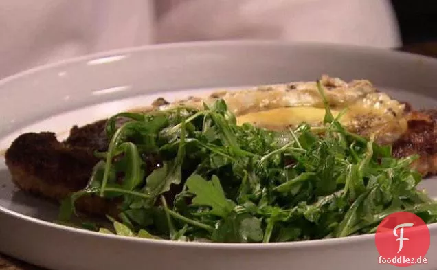 Paniertes Hähnchenschnitzel mit Schinken, Dreifachrahmkäse und jungem Rucola