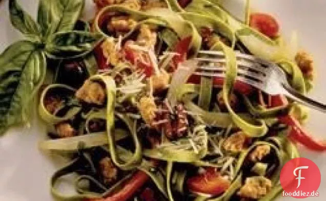 Spinat-Fettuccine mit Wurst, Paprika und Oliven