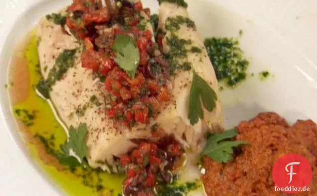 Gedämpfter wilder Streifenbarsch mit Romesco-Pfeffer, Relish aus rotem Pfeffer und schwarzen Oliven sowie Petersilien-Knoblauch-Öl