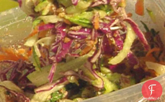 Geschnittener Salat mit Prosciuttostückchen