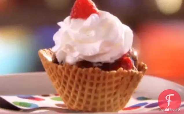 Schoko-Beeren-Waffel-Eisüberraschung
