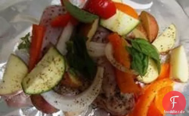 Gegrillte Hähnchen- und Kartoffelpackungen in Folie