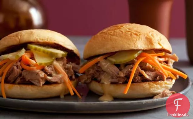 Chinesische BBQ Pulled Pork Sliders mit eingelegten Gurken und Karotten und süß-scharfer Senfsauce