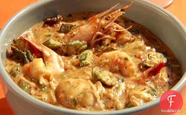 Muschel- und Andouille-Gumbo mit Garnelen, Jakobsmuscheln, Venusmuscheln und Austern mit knuspriger Okraschoten