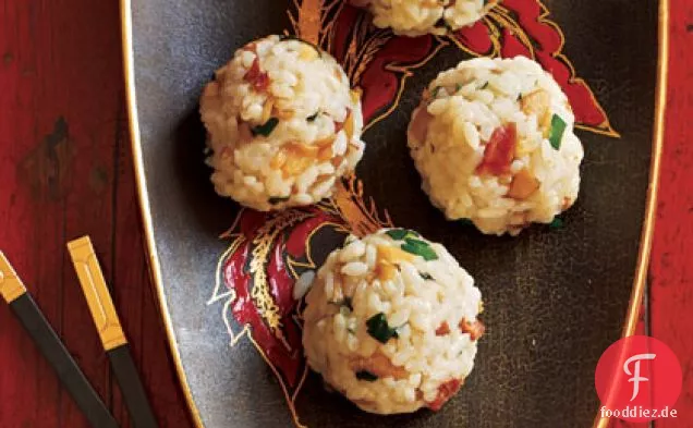 Klebrige Reisbällchen mit Wurst und getrockneten Garnelen