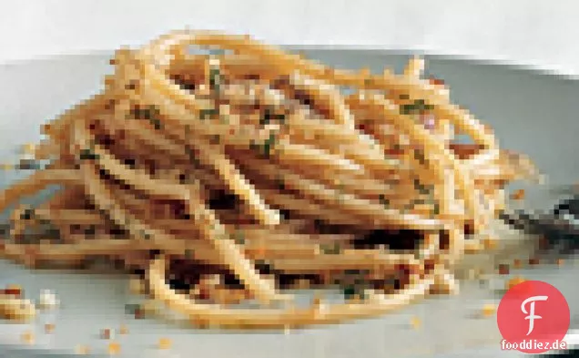 Pasta mit würziger Sardellensauce und Dillbrotkrumen