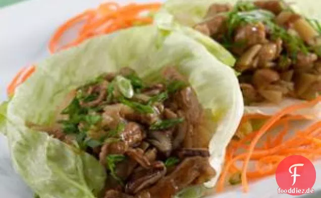 Salatwickel mit gewürztem Schweinefleisch