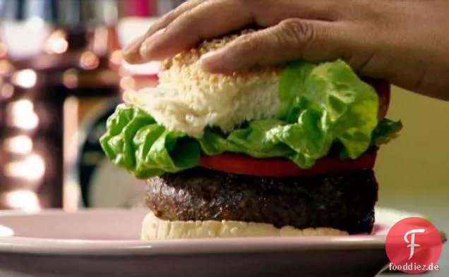 Mit Speck, Zwiebeln und Käse gefüllter Burger