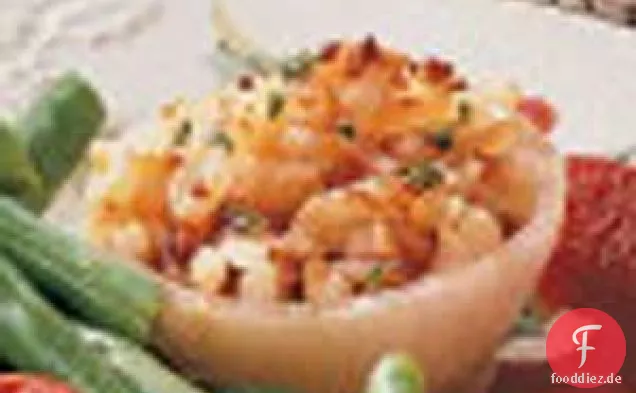 Mit Kartoffeln gefüllte Zwiebeln